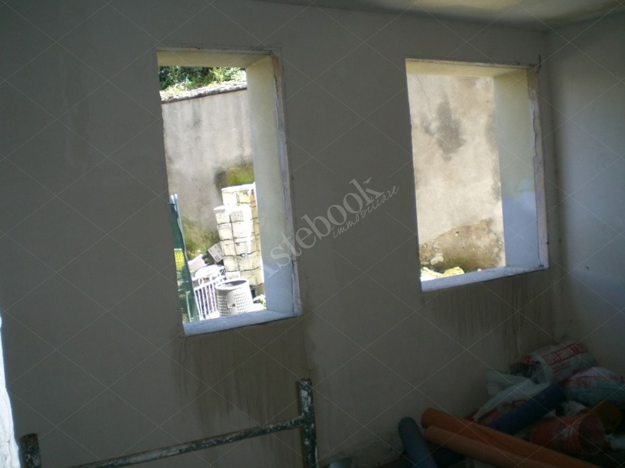Propriet Piena-In Comune di MISSAGLIA (LC) Via P.Giovanni XXIII fabbricato non ultimato inagibile,su 3 piani f.terra e un interrato composto da: u.i. di 3 vani,bagno,balcone al pt.; u.i di 3 vani,disimpegno,bagno al pt; u.i. di 2 vani,disimpegno,bagno,terrazzo al p1; u.i. di 2 vani,disimpegno,bagno al p1; u.i. di 2 vani,disimpegno,bagno,balcone al p2; u.i. di 2 vani al p2; spazio di circa mq.175 al p.int. da destinare ad autorimessa,corsello di manovra,locale immondezzaio,locale contatori.