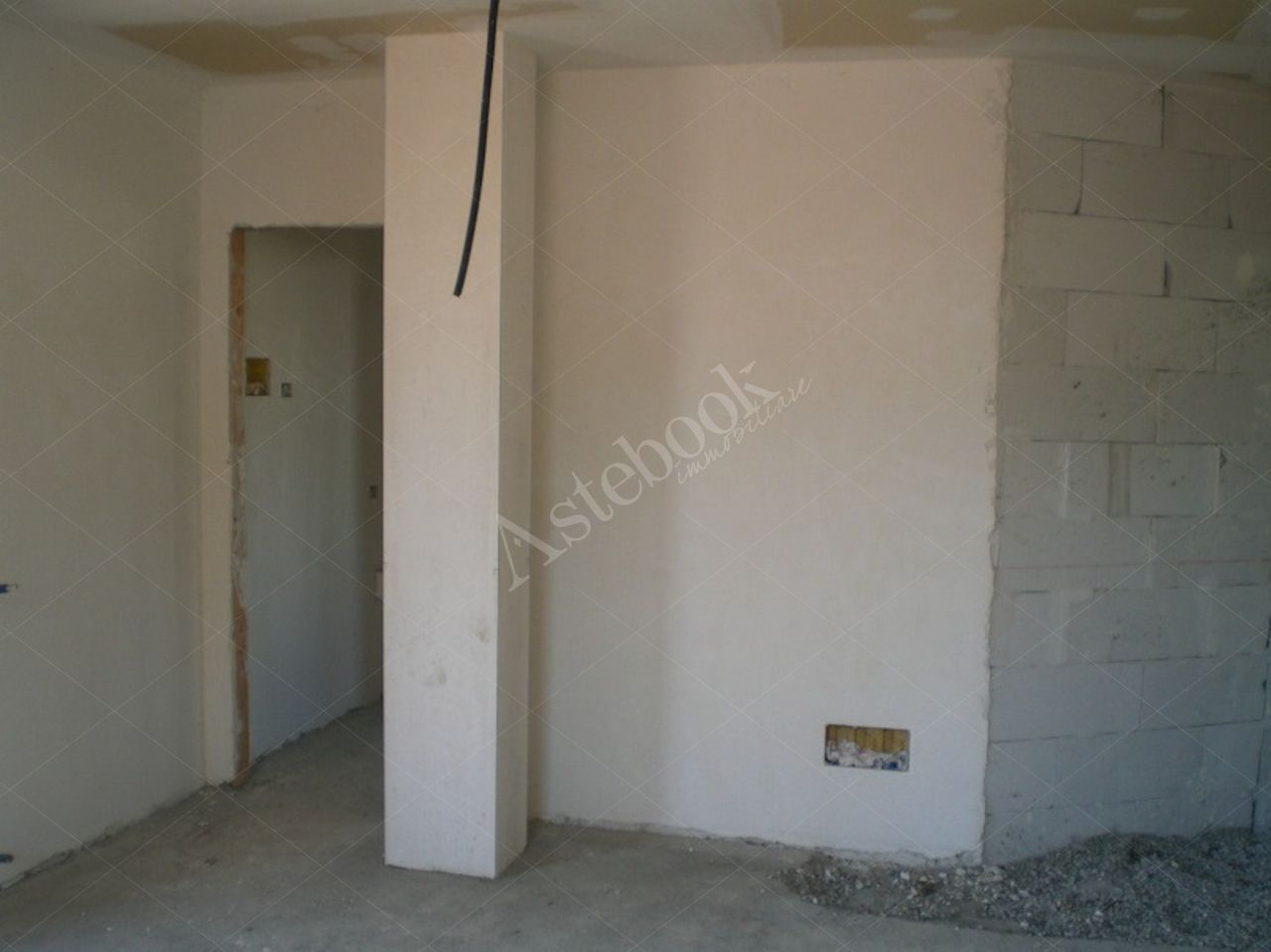 Propriet Piena-In Comune di MISSAGLIA (LC) Via P.Giovanni XXIII fabbricato non ultimato inagibile,su 3 piani f.terra e un interrato composto da: u.i. di 3 vani,bagno,balcone al pt.; u.i di 3 vani,disimpegno,bagno al pt; u.i. di 2 vani,disimpegno,bagno,terrazzo al p1; u.i. di 2 vani,disimpegno,bagno al p1; u.i. di 2 vani,disimpegno,bagno,balcone al p2; u.i. di 2 vani al p2; spazio di circa mq.175 al p.int. da destinare ad autorimessa,corsello di manovra,locale immondezzaio,locale contatori.