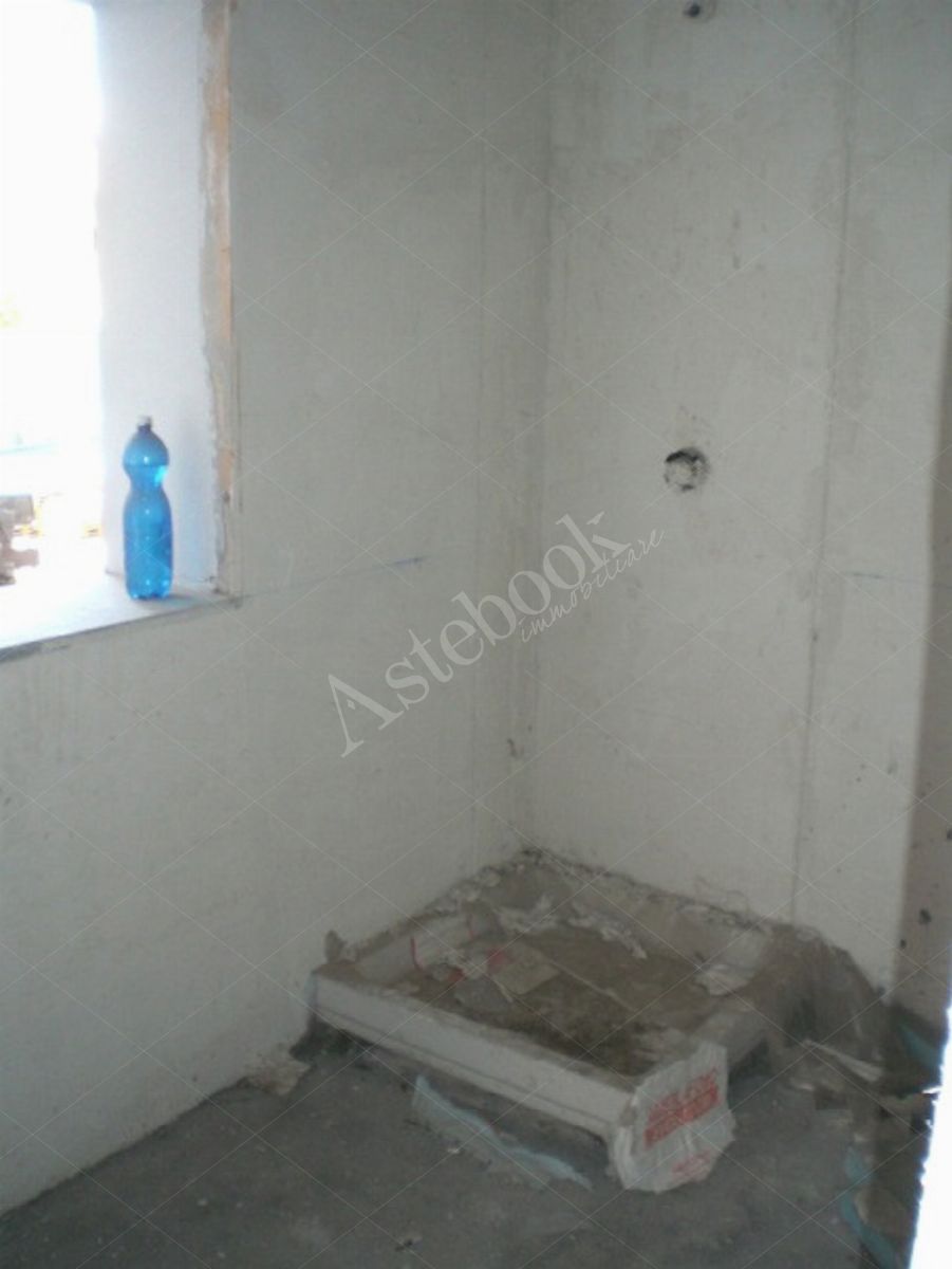Propriet Piena-In Comune di MISSAGLIA (LC) Via P.Giovanni XXIII fabbricato non ultimato inagibile,su 3 piani f.terra e un interrato composto da: u.i. di 3 vani,bagno,balcone al pt.; u.i di 3 vani,disimpegno,bagno al pt; u.i. di 2 vani,disimpegno,bagno,terrazzo al p1; u.i. di 2 vani,disimpegno,bagno al p1; u.i. di 2 vani,disimpegno,bagno,balcone al p2; u.i. di 2 vani al p2; spazio di circa mq.175 al p.int. da destinare ad autorimessa,corsello di manovra,locale immondezzaio,locale contatori.