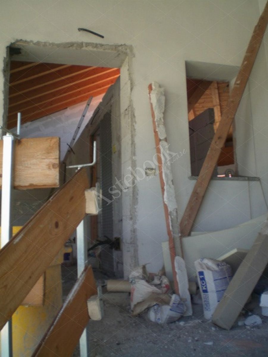 Propriet Piena-In Comune di MISSAGLIA (LC) Via P.Giovanni XXIII fabbricato non ultimato inagibile,su 3 piani f.terra e un interrato composto da: u.i. di 3 vani,bagno,balcone al pt.; u.i di 3 vani,disimpegno,bagno al pt; u.i. di 2 vani,disimpegno,bagno,terrazzo al p1; u.i. di 2 vani,disimpegno,bagno al p1; u.i. di 2 vani,disimpegno,bagno,balcone al p2; u.i. di 2 vani al p2; spazio di circa mq.175 al p.int. da destinare ad autorimessa,corsello di manovra,locale immondezzaio,locale contatori.