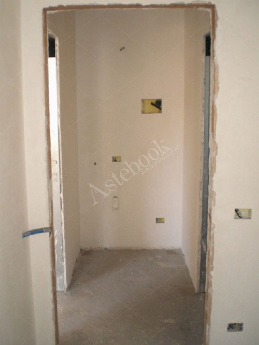 Propriet Piena-In Comune di MISSAGLIA (LC) Via P.Giovanni XXIII fabbricato non ultimato inagibile,su 3 piani f.terra e un interrato composto da: u.i. di 3 vani,bagno,balcone al pt.; u.i di 3 vani,disimpegno,bagno al pt; u.i. di 2 vani,disimpegno,bagno,terrazzo al p1; u.i. di 2 vani,disimpegno,bagno al p1; u.i. di 2 vani,disimpegno,bagno,balcone al p2; u.i. di 2 vani al p2; spazio di circa mq.175 al p.int. da destinare ad autorimessa,corsello di manovra,locale immondezzaio,locale contatori.