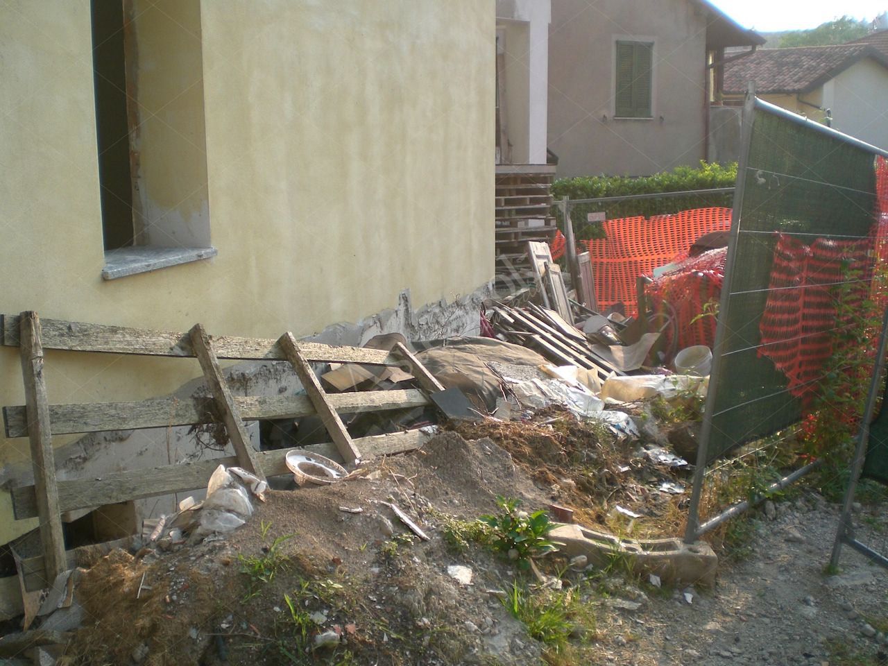 Propriet Piena-In Comune di MISSAGLIA (LC) Via P.Giovanni XXIII fabbricato non ultimato inagibile,su 3 piani f.terra e un interrato composto da: u.i. di 3 vani,bagno,balcone al pt.; u.i di 3 vani,disimpegno,bagno al pt; u.i. di 2 vani,disimpegno,bagno,terrazzo al p1; u.i. di 2 vani,disimpegno,bagno al p1; u.i. di 2 vani,disimpegno,bagno,balcone al p2; u.i. di 2 vani al p2; spazio di circa mq.175 al p.int. da destinare ad autorimessa,corsello di manovra,locale immondezzaio,locale contatori.
