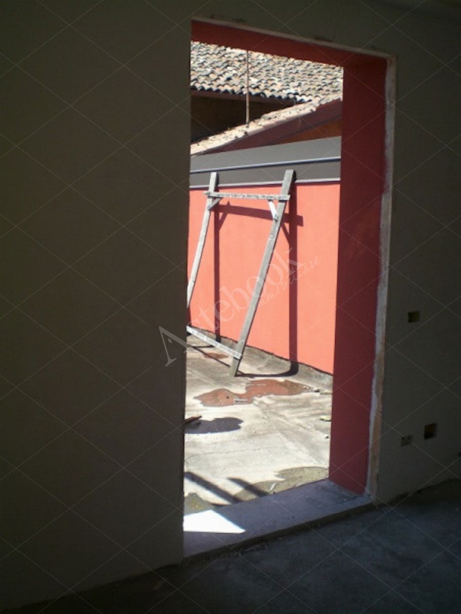 Propriet Piena-In Comune di MISSAGLIA (LC) Via P.Giovanni XXIII fabbricato non ultimato inagibile,su 3 piani f.terra e un interrato composto da: u.i. di 3 vani,bagno,balcone al pt.; u.i di 3 vani,disimpegno,bagno al pt; u.i. di 2 vani,disimpegno,bagno,terrazzo al p1; u.i. di 2 vani,disimpegno,bagno al p1; u.i. di 2 vani,disimpegno,bagno,balcone al p2; u.i. di 2 vani al p2; spazio di circa mq.175 al p.int. da destinare ad autorimessa,corsello di manovra,locale immondezzaio,locale contatori.
