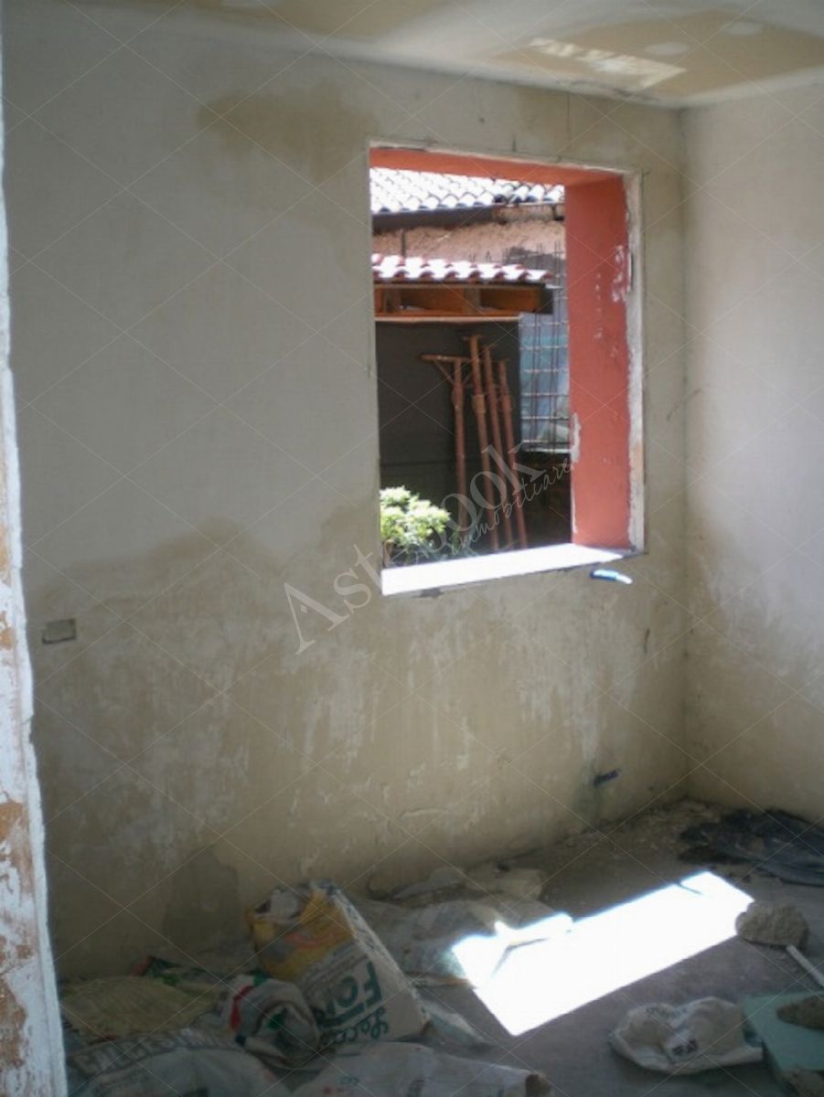 Propriet Piena-In Comune di MISSAGLIA (LC) Via P.Giovanni XXIII fabbricato non ultimato inagibile,su 3 piani f.terra e un interrato composto da: u.i. di 3 vani,bagno,balcone al pt.; u.i di 3 vani,disimpegno,bagno al pt; u.i. di 2 vani,disimpegno,bagno,terrazzo al p1; u.i. di 2 vani,disimpegno,bagno al p1; u.i. di 2 vani,disimpegno,bagno,balcone al p2; u.i. di 2 vani al p2; spazio di circa mq.175 al p.int. da destinare ad autorimessa,corsello di manovra,locale immondezzaio,locale contatori.