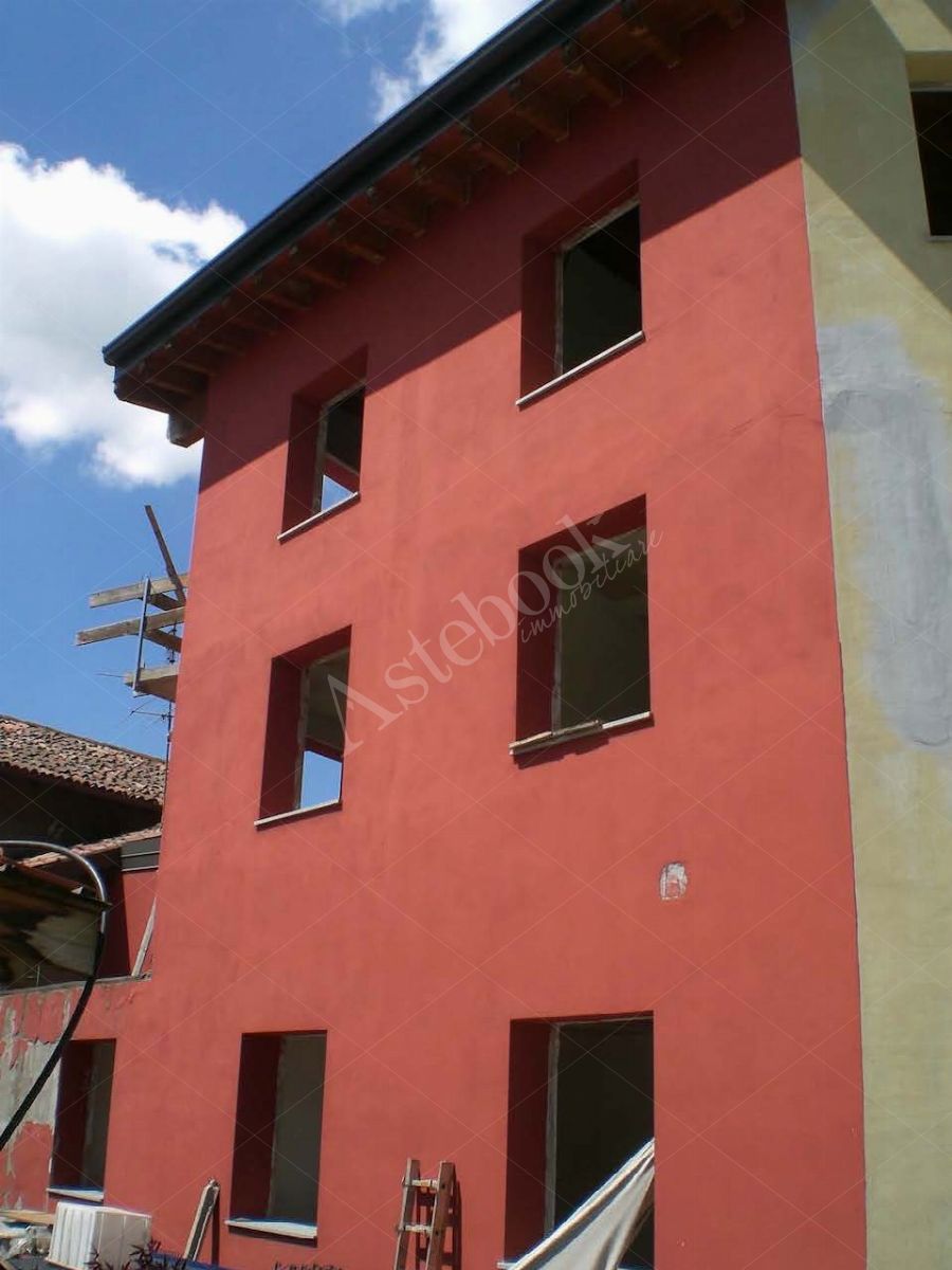 Propriet Piena-In Comune di MISSAGLIA (LC) Via P.Giovanni XXIII fabbricato non ultimato inagibile,su 3 piani f.terra e un interrato composto da: u.i. di 3 vani,bagno,balcone al pt.; u.i di 3 vani,disimpegno,bagno al pt; u.i. di 2 vani,disimpegno,bagno,terrazzo al p1; u.i. di 2 vani,disimpegno,bagno al p1; u.i. di 2 vani,disimpegno,bagno,balcone al p2; u.i. di 2 vani al p2; spazio di circa mq.175 al p.int. da destinare ad autorimessa,corsello di manovra,locale immondezzaio,locale contatori.