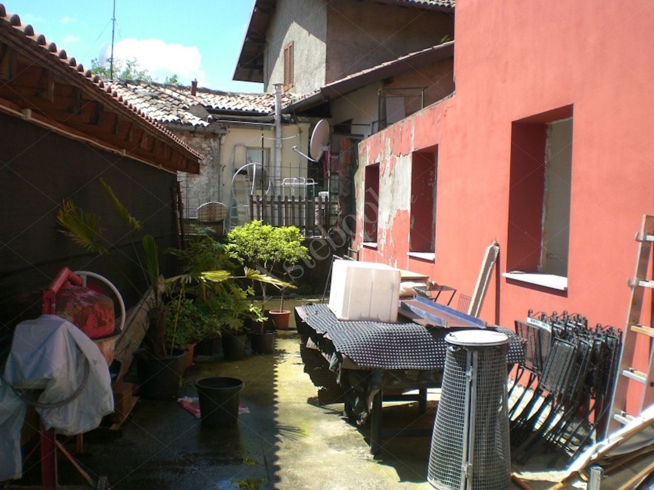 Propriet Piena-In Comune di MISSAGLIA (LC) Via P.Giovanni XXIII fabbricato non ultimato inagibile,su 3 piani f.terra e un interrato composto da: u.i. di 3 vani,bagno,balcone al pt.; u.i di 3 vani,disimpegno,bagno al pt; u.i. di 2 vani,disimpegno,bagno,terrazzo al p1; u.i. di 2 vani,disimpegno,bagno al p1; u.i. di 2 vani,disimpegno,bagno,balcone al p2; u.i. di 2 vani al p2; spazio di circa mq.175 al p.int. da destinare ad autorimessa,corsello di manovra,locale immondezzaio,locale contatori.