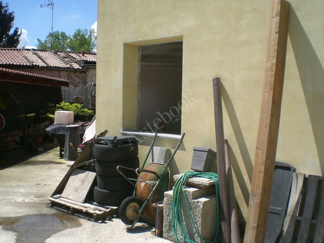 Propriet Piena-In Comune di MISSAGLIA (LC) Via P.Giovanni XXIII fabbricato non ultimato inagibile,su 3 piani f.terra e un interrato composto da: u.i. di 3 vani,bagno,balcone al pt.; u.i di 3 vani,disimpegno,bagno al pt; u.i. di 2 vani,disimpegno,bagno,terrazzo al p1; u.i. di 2 vani,disimpegno,bagno al p1; u.i. di 2 vani,disimpegno,bagno,balcone al p2; u.i. di 2 vani al p2; spazio di circa mq.175 al p.int. da destinare ad autorimessa,corsello di manovra,locale immondezzaio,locale contatori.