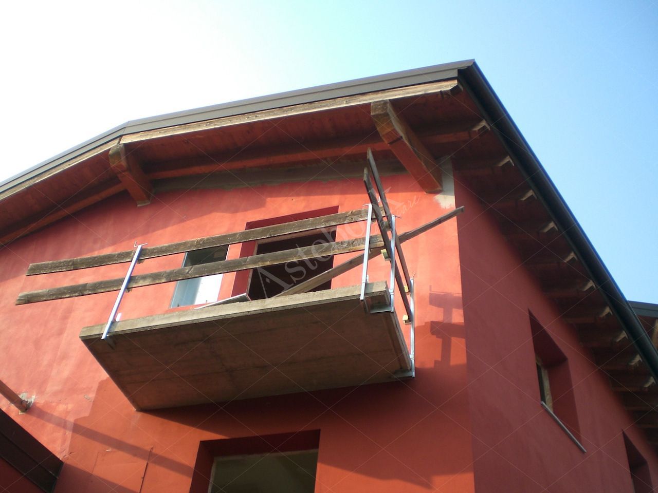 Propriet Piena-In Comune di MISSAGLIA (LC) Via P.Giovanni XXIII fabbricato non ultimato inagibile,su 3 piani f.terra e un interrato composto da: u.i. di 3 vani,bagno,balcone al pt.; u.i di 3 vani,disimpegno,bagno al pt; u.i. di 2 vani,disimpegno,bagno,terrazzo al p1; u.i. di 2 vani,disimpegno,bagno al p1; u.i. di 2 vani,disimpegno,bagno,balcone al p2; u.i. di 2 vani al p2; spazio di circa mq.175 al p.int. da destinare ad autorimessa,corsello di manovra,locale immondezzaio,locale contatori.