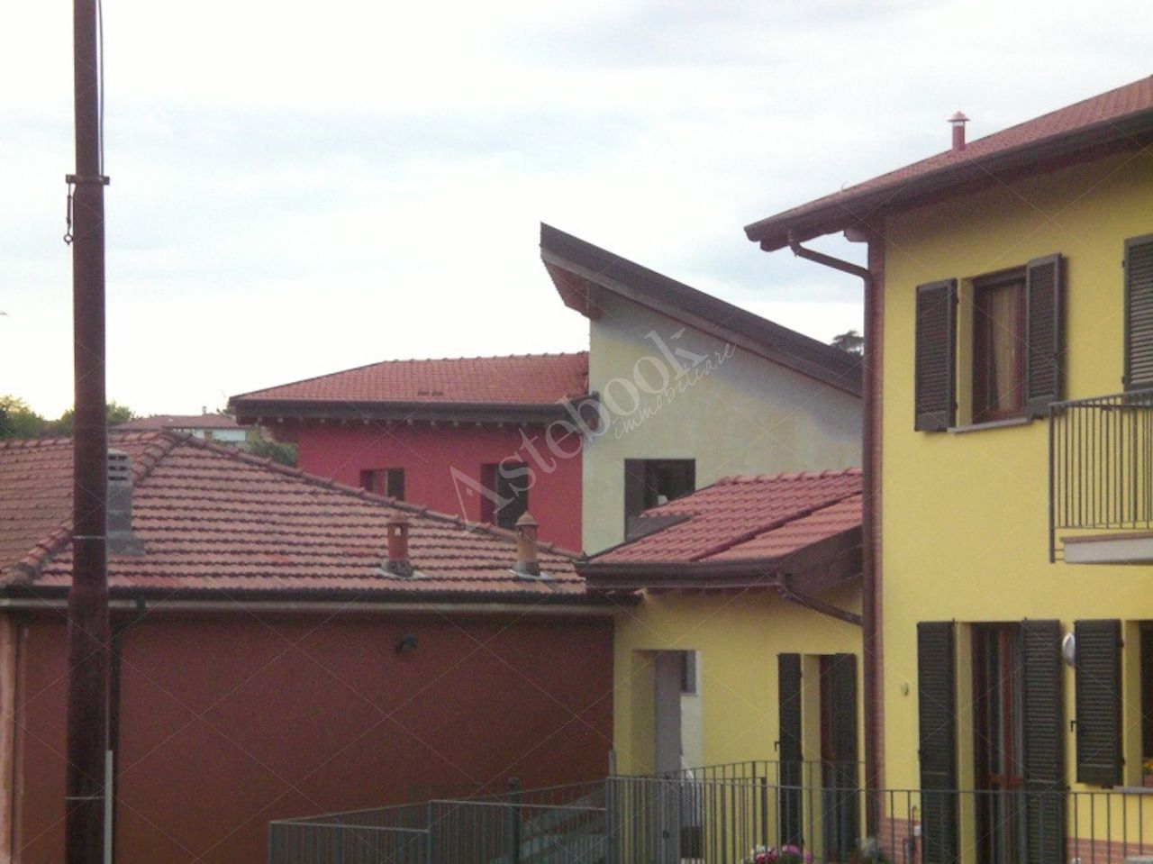 Propriet Piena-In Comune di MISSAGLIA (LC) Via P.Giovanni XXIII fabbricato non ultimato inagibile,su 3 piani f.terra e un interrato composto da: u.i. di 3 vani,bagno,balcone al pt.; u.i di 3 vani,disimpegno,bagno al pt; u.i. di 2 vani,disimpegno,bagno,terrazzo al p1; u.i. di 2 vani,disimpegno,bagno al p1; u.i. di 2 vani,disimpegno,bagno,balcone al p2; u.i. di 2 vani al p2; spazio di circa mq.175 al p.int. da destinare ad autorimessa,corsello di manovra,locale immondezzaio,locale contatori.