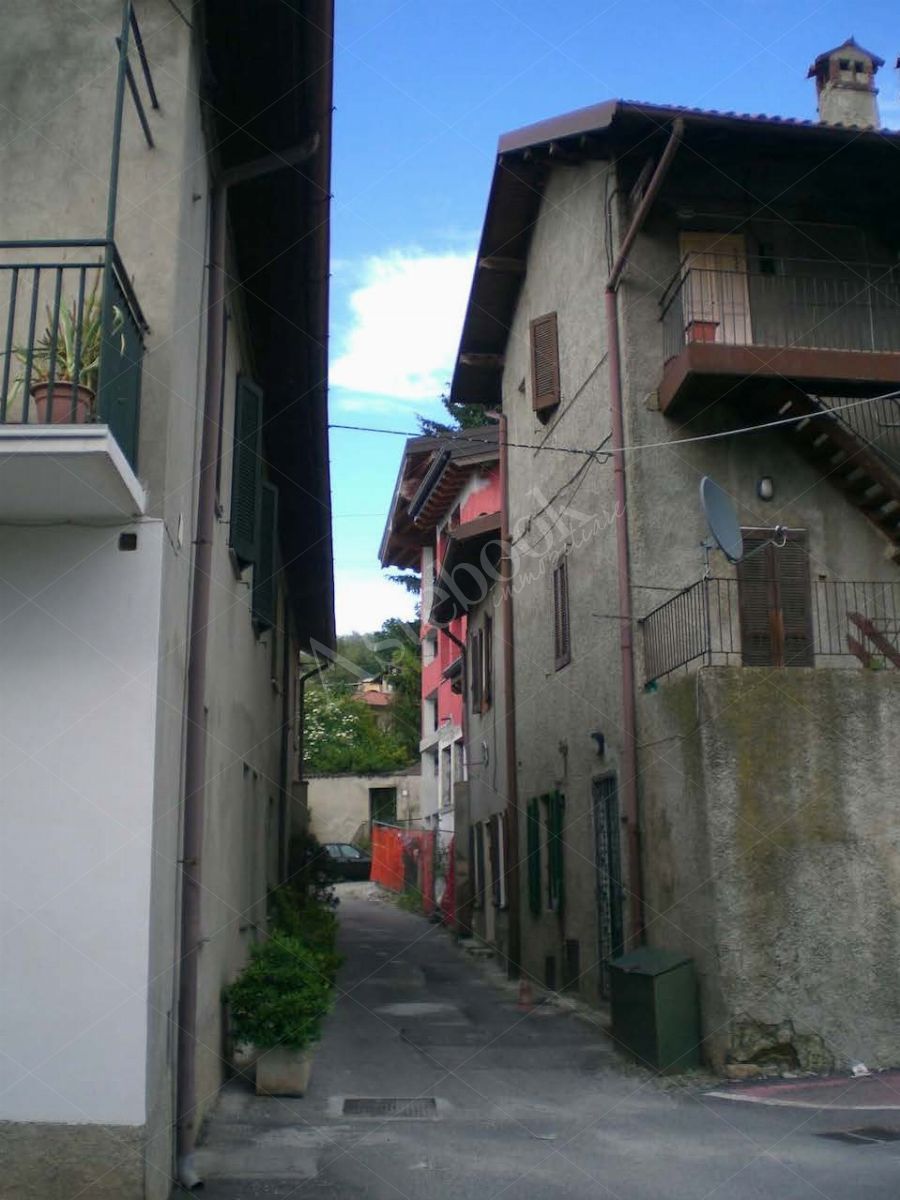 Propriet Piena-In Comune di MISSAGLIA (LC) Via P.Giovanni XXIII fabbricato non ultimato inagibile,su 3 piani f.terra e un interrato composto da: u.i. di 3 vani,bagno,balcone al pt.; u.i di 3 vani,disimpegno,bagno al pt; u.i. di 2 vani,disimpegno,bagno,terrazzo al p1; u.i. di 2 vani,disimpegno,bagno al p1; u.i. di 2 vani,disimpegno,bagno,balcone al p2; u.i. di 2 vani al p2; spazio di circa mq.175 al p.int. da destinare ad autorimessa,corsello di manovra,locale immondezzaio,locale contatori.