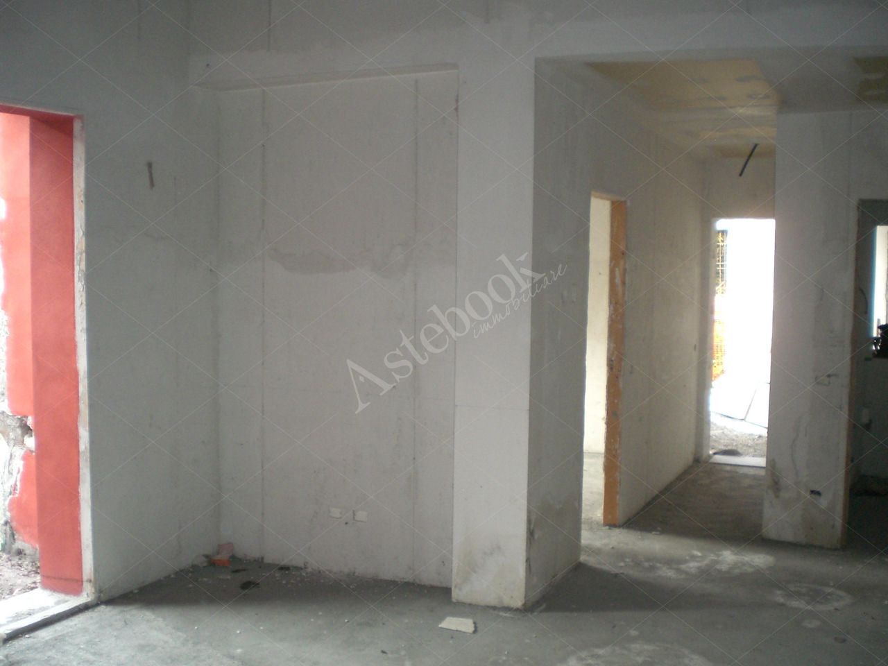 Propriet Piena-In Comune di MISSAGLIA (LC) Via P.Giovanni XXIII fabbricato non ultimato inagibile,su 3 piani f.terra e un interrato composto da: u.i. di 3 vani,bagno,balcone al pt.; u.i di 3 vani,disimpegno,bagno al pt; u.i. di 2 vani,disimpegno,bagno,terrazzo al p1; u.i. di 2 vani,disimpegno,bagno al p1; u.i. di 2 vani,disimpegno,bagno,balcone al p2; u.i. di 2 vani al p2; spazio di circa mq.175 al p.int. da destinare ad autorimessa,corsello di manovra,locale immondezzaio,locale contatori.