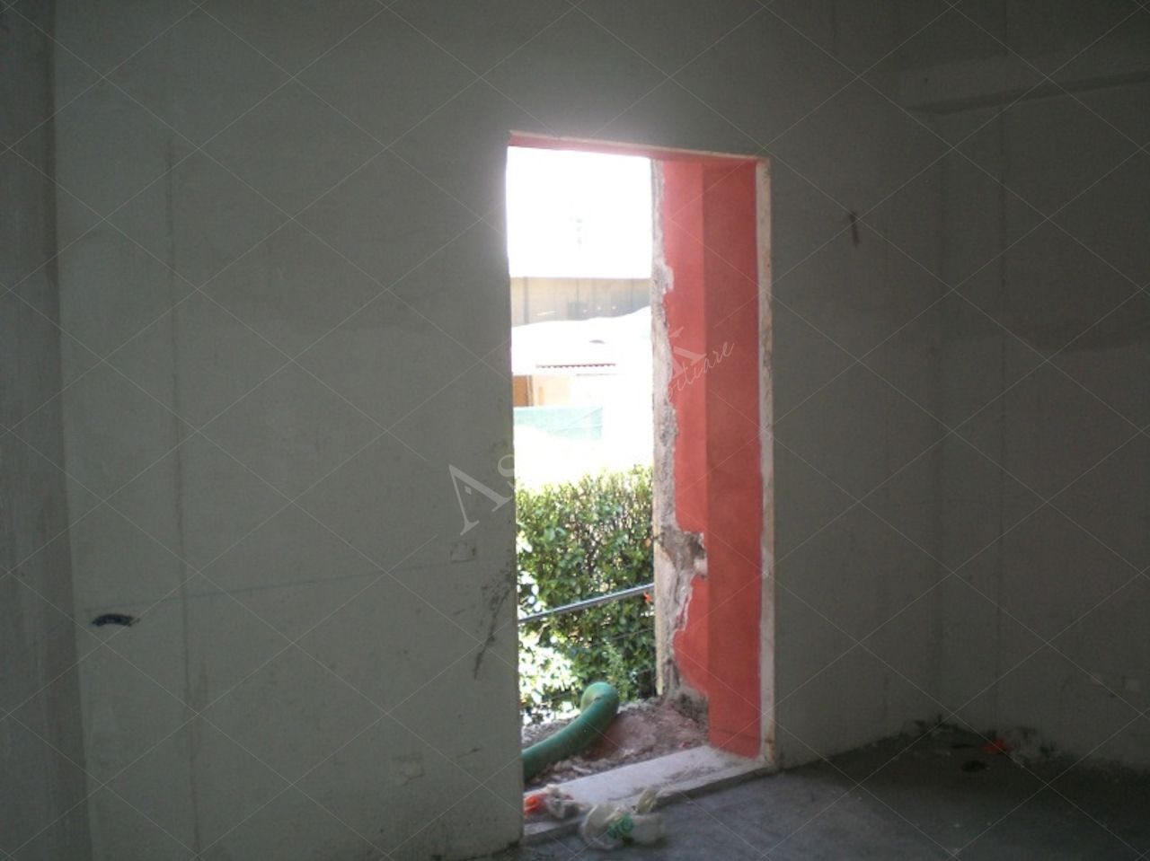 Propriet Piena-In Comune di MISSAGLIA (LC) Via P.Giovanni XXIII fabbricato non ultimato inagibile,su 3 piani f.terra e un interrato composto da: u.i. di 3 vani,bagno,balcone al pt.; u.i di 3 vani,disimpegno,bagno al pt; u.i. di 2 vani,disimpegno,bagno,terrazzo al p1; u.i. di 2 vani,disimpegno,bagno al p1; u.i. di 2 vani,disimpegno,bagno,balcone al p2; u.i. di 2 vani al p2; spazio di circa mq.175 al p.int. da destinare ad autorimessa,corsello di manovra,locale immondezzaio,locale contatori.