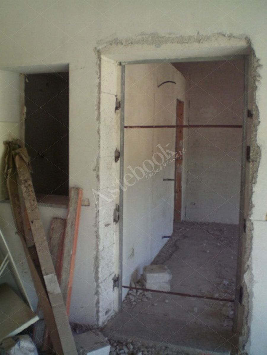 Propriet Piena-In Comune di MISSAGLIA (LC) Via P.Giovanni XXIII fabbricato non ultimato inagibile,su 3 piani f.terra e un interrato composto da: u.i. di 3 vani,bagno,balcone al pt.; u.i di 3 vani,disimpegno,bagno al pt; u.i. di 2 vani,disimpegno,bagno,terrazzo al p1; u.i. di 2 vani,disimpegno,bagno al p1; u.i. di 2 vani,disimpegno,bagno,balcone al p2; u.i. di 2 vani al p2; spazio di circa mq.175 al p.int. da destinare ad autorimessa,corsello di manovra,locale immondezzaio,locale contatori.