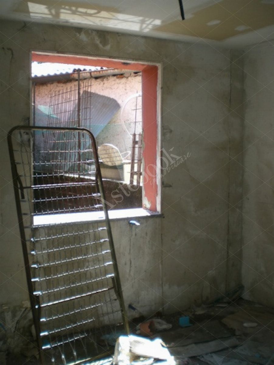 Propriet Piena-In Comune di MISSAGLIA (LC) Via P.Giovanni XXIII fabbricato non ultimato inagibile,su 3 piani f.terra e un interrato composto da: u.i. di 3 vani,bagno,balcone al pt.; u.i di 3 vani,disimpegno,bagno al pt; u.i. di 2 vani,disimpegno,bagno,terrazzo al p1; u.i. di 2 vani,disimpegno,bagno al p1; u.i. di 2 vani,disimpegno,bagno,balcone al p2; u.i. di 2 vani al p2; spazio di circa mq.175 al p.int. da destinare ad autorimessa,corsello di manovra,locale immondezzaio,locale contatori.