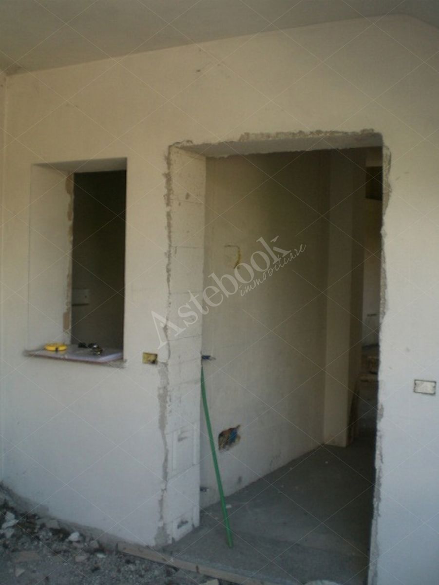 Propriet Piena-In Comune di MISSAGLIA (LC) Via P.Giovanni XXIII fabbricato non ultimato inagibile,su 3 piani f.terra e un interrato composto da: u.i. di 3 vani,bagno,balcone al pt.; u.i di 3 vani,disimpegno,bagno al pt; u.i. di 2 vani,disimpegno,bagno,terrazzo al p1; u.i. di 2 vani,disimpegno,bagno al p1; u.i. di 2 vani,disimpegno,bagno,balcone al p2; u.i. di 2 vani al p2; spazio di circa mq.175 al p.int. da destinare ad autorimessa,corsello di manovra,locale immondezzaio,locale contatori.