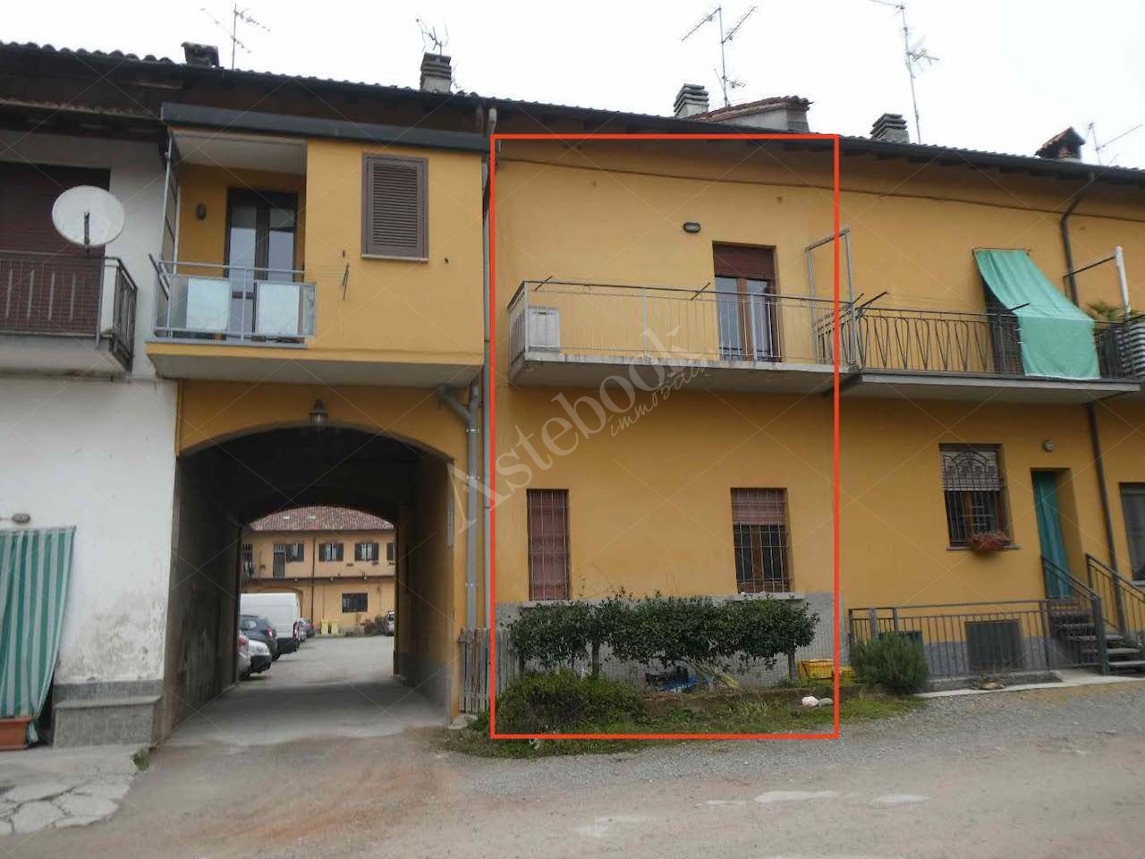 l'appartamento, della superficie commerciale di 127,45 mq, si troca in contesto di cascina di corte;  disposto su tre livelli, con accesso dalla corte, composto da ingresso, bagno, soggiorno/cottura al piano terra; disimpegno, bagno, due camere, balcone e ballatoio (senza accesso) al piano primo oltre locale e bagno al piano sottotetto, collegati da due scale separate.
Il locale al piano sottotetto non risulta indicato nella scheda catastale e negli elaborati allegati alla perizia.