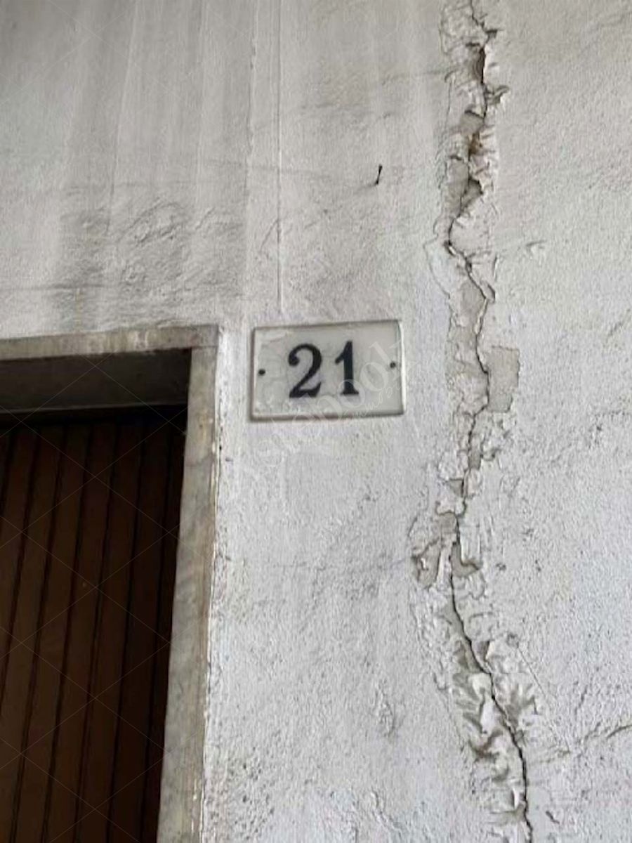 l'appartamento, della superficie commerciale di 151,40 mq, si trova al piano secondo (senza ascensore) ed  composto da ingresso, grande soggiorno, cucina abitabile, disimpegno, camera matrimoniale, camera singola, lavanderia/bagno con finestra, bagno, balcone con accesso dal soggiorno, con annesso locale cantina posto al piano interrato.
Sono presenti altri due locali posti nel sottotetto delledificio confinante non autorizzati.