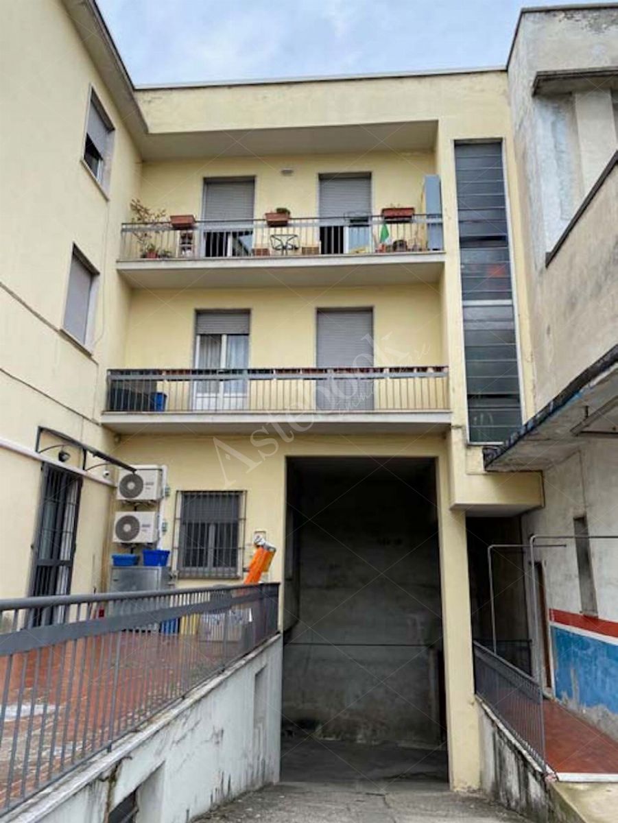 l'appartamento, della superficie commerciale di 151,40 mq, si trova al piano secondo (senza ascensore) ed  composto da ingresso, grande soggiorno, cucina abitabile, disimpegno, camera matrimoniale, camera singola, lavanderia/bagno con finestra, bagno, balcone con accesso dal soggiorno, con annesso locale cantina posto al piano interrato.
Sono presenti altri due locali posti nel sottotetto delledificio confinante non autorizzati.
