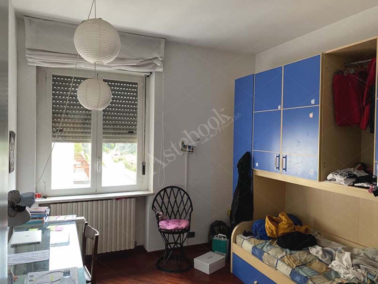 l'appartamento, della superficie commerciale di 151,40 mq, si trova al piano secondo (senza ascensore) ed  composto da ingresso, grande soggiorno, cucina abitabile, disimpegno, camera matrimoniale, camera singola, lavanderia/bagno con finestra, bagno, balcone con accesso dal soggiorno, con annesso locale cantina posto al piano interrato.
Sono presenti altri due locali posti nel sottotetto delledificio confinante non autorizzati.