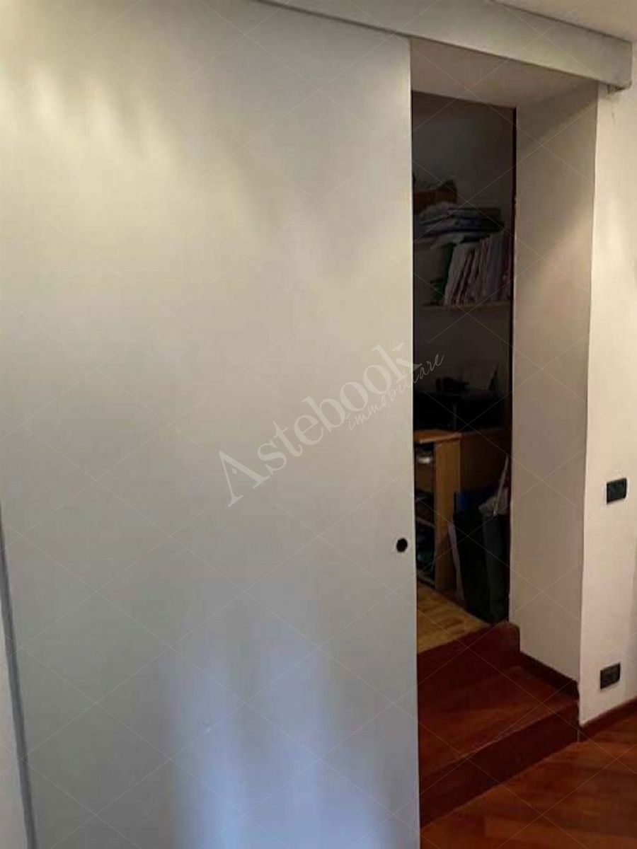 l'appartamento, della superficie commerciale di 151,40 mq, si trova al piano secondo (senza ascensore) ed  composto da ingresso, grande soggiorno, cucina abitabile, disimpegno, camera matrimoniale, camera singola, lavanderia/bagno con finestra, bagno, balcone con accesso dal soggiorno, con annesso locale cantina posto al piano interrato.
Sono presenti altri due locali posti nel sottotetto delledificio confinante non autorizzati.