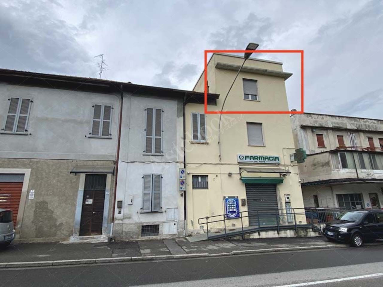 l'appartamento, della superficie commerciale di 151,40 mq, si trova al piano secondo (senza ascensore) ed  composto da ingresso, grande soggiorno, cucina abitabile, disimpegno, camera matrimoniale, camera singola, lavanderia/bagno con finestra, bagno, balcone con accesso dal soggiorno, con annesso locale cantina posto al piano interrato.
Sono presenti altri due locali posti nel sottotetto delledificio confinante non autorizzati.