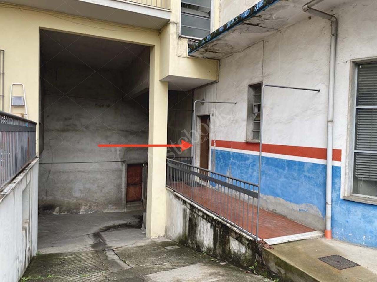 l'appartamento, della superficie commerciale di 151,40 mq, si trova al piano secondo (senza ascensore) ed  composto da ingresso, grande soggiorno, cucina abitabile, disimpegno, camera matrimoniale, camera singola, lavanderia/bagno con finestra, bagno, balcone con accesso dal soggiorno, con annesso locale cantina posto al piano interrato.
Sono presenti altri due locali posti nel sottotetto delledificio confinante non autorizzati.