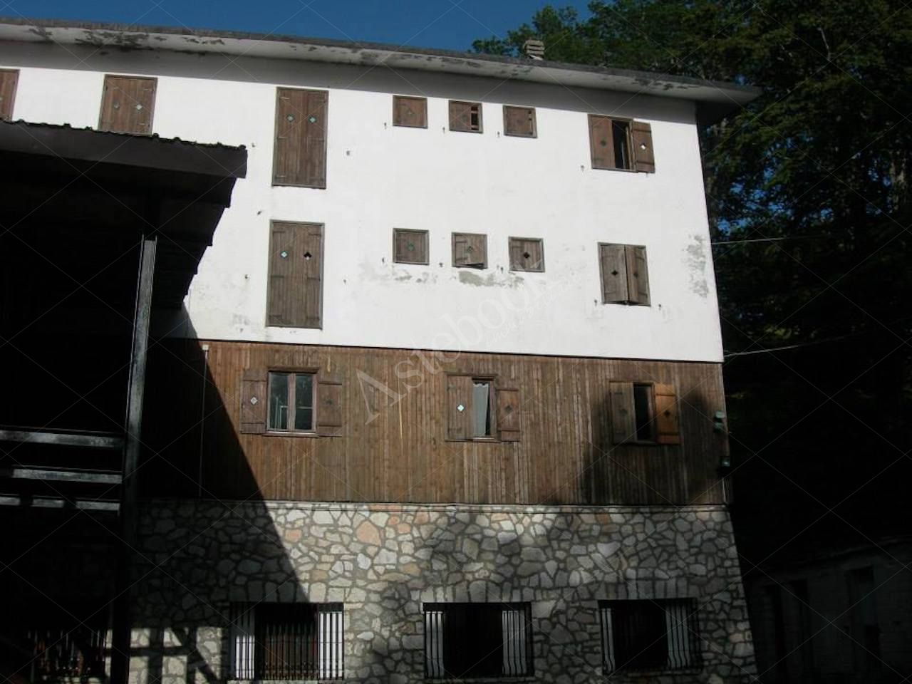 Edificio adibito a Ostello con 60 posti letto per 1150 mq in Rieti