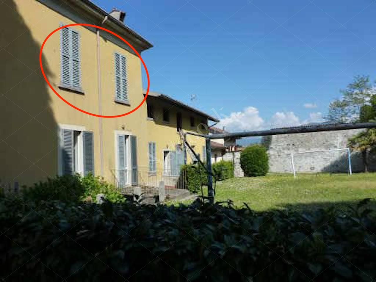 intera e piena propriet di APPARTAMENTO della superficie commerciale di 96,07 mq al piano
secondo con annessa soprastante porzione di sottotetto e ripostiglio al piano ammezzato, altezza
interna piano secondo al controsoffitto di 2,85, piano sottotetto variabile tra 2,90-0,60, piano
ammezzato 2,17.
L'intero edificio, ristrutturato nel 1950, sviluppa 3 piani fuori terra e sottotetto.