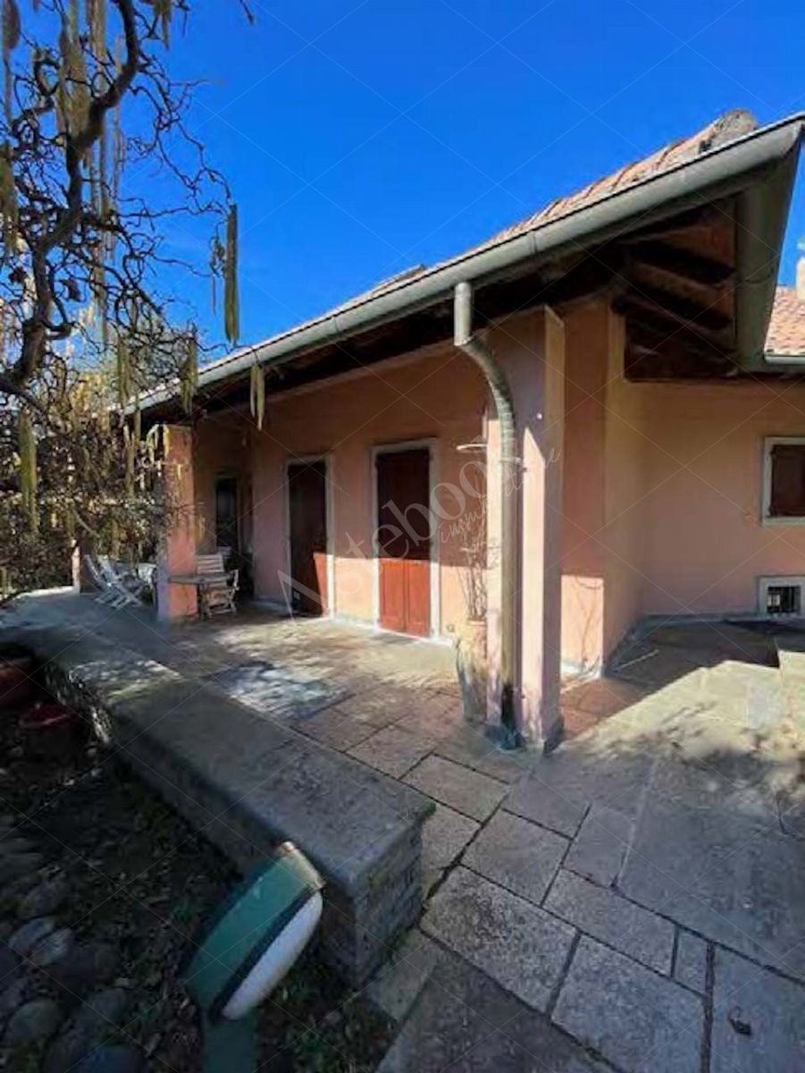 QUOTA DI 1/2 di piena propriet di villa singola della superficie comm. di 544,51 mq,  in complesso di quattro ville signorili, con  giardino di propriet, disposta su tre piani, al piano terra ingresso, ampio soggiorno, cucina, quattro bagni, tre camere, locali di disimpegno, portici e balcone; al piano sottotetto locali di sgombero e ripostigli; al piano interrato cantina, dispensa, locali di deposito, locali di sgombero, ripostigli, lavanderia, due bagni e locali tecnici. Box doppio al piano interrato.