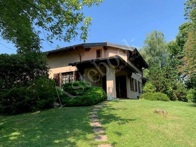 Porzione di villa bifamiliare di 337,5 mq con box doppio in Calco