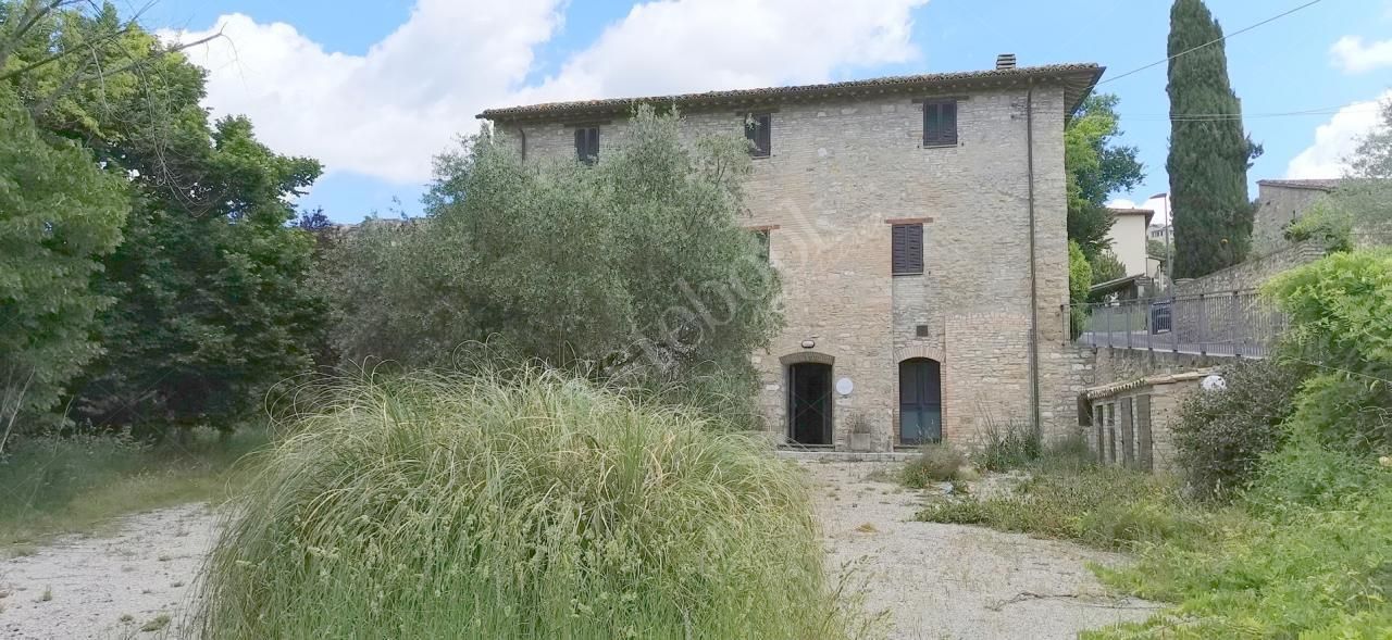 Antico Casale adibito a struttura ricettiva nei pressi del centro storico di Assisi