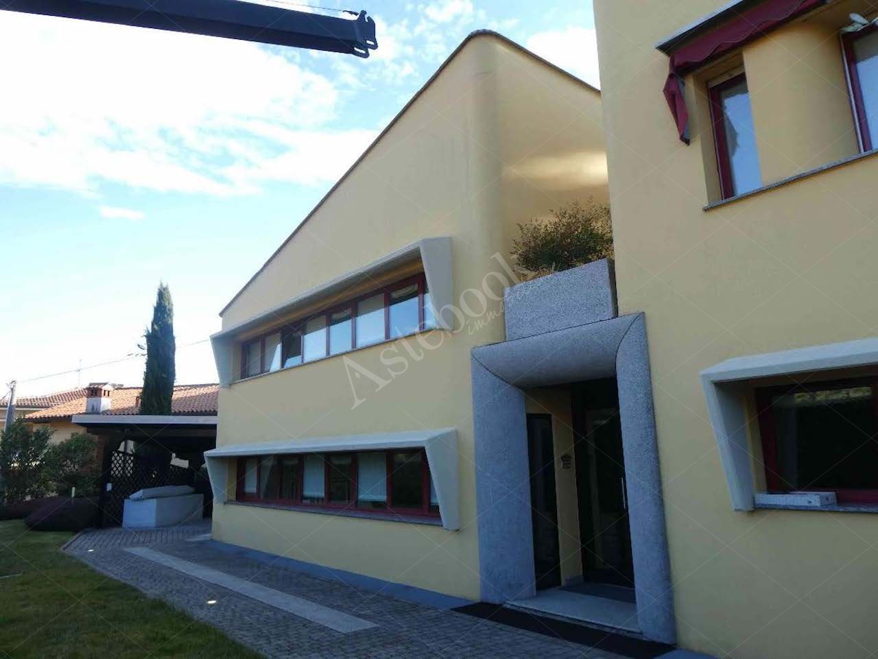 Villa singola di 252 mq con autorimessa e giardino in Galbiate