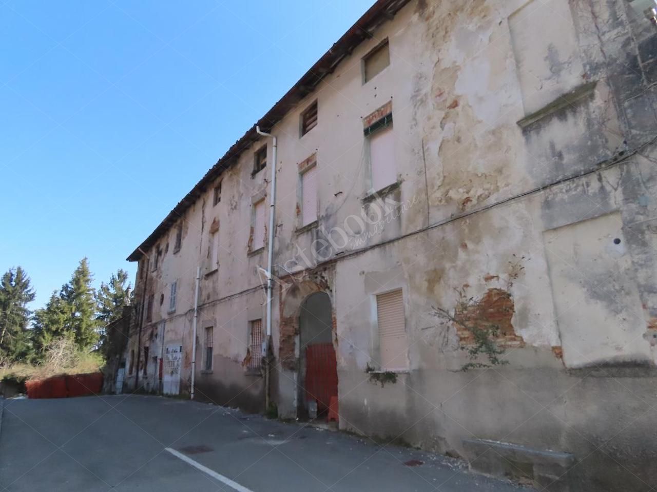 COMPLESSO EDILIZIO di origine remota in stato di abbandono composto da diversi corpi di fabbrica di diversa
altezza in muratura di mattoni/pietrame e copertura a capanna in tegole di cotto oltre ad area
scoperta interna E AREA DI PERTINENZA esterna