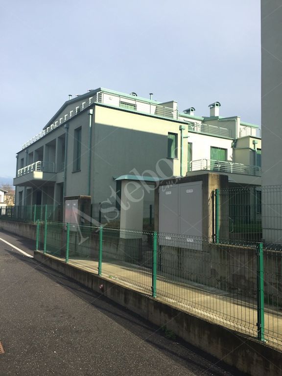 Appartamento di 57 mq con cantina, box, 2 posti auto e orto in Lonate Ceppino