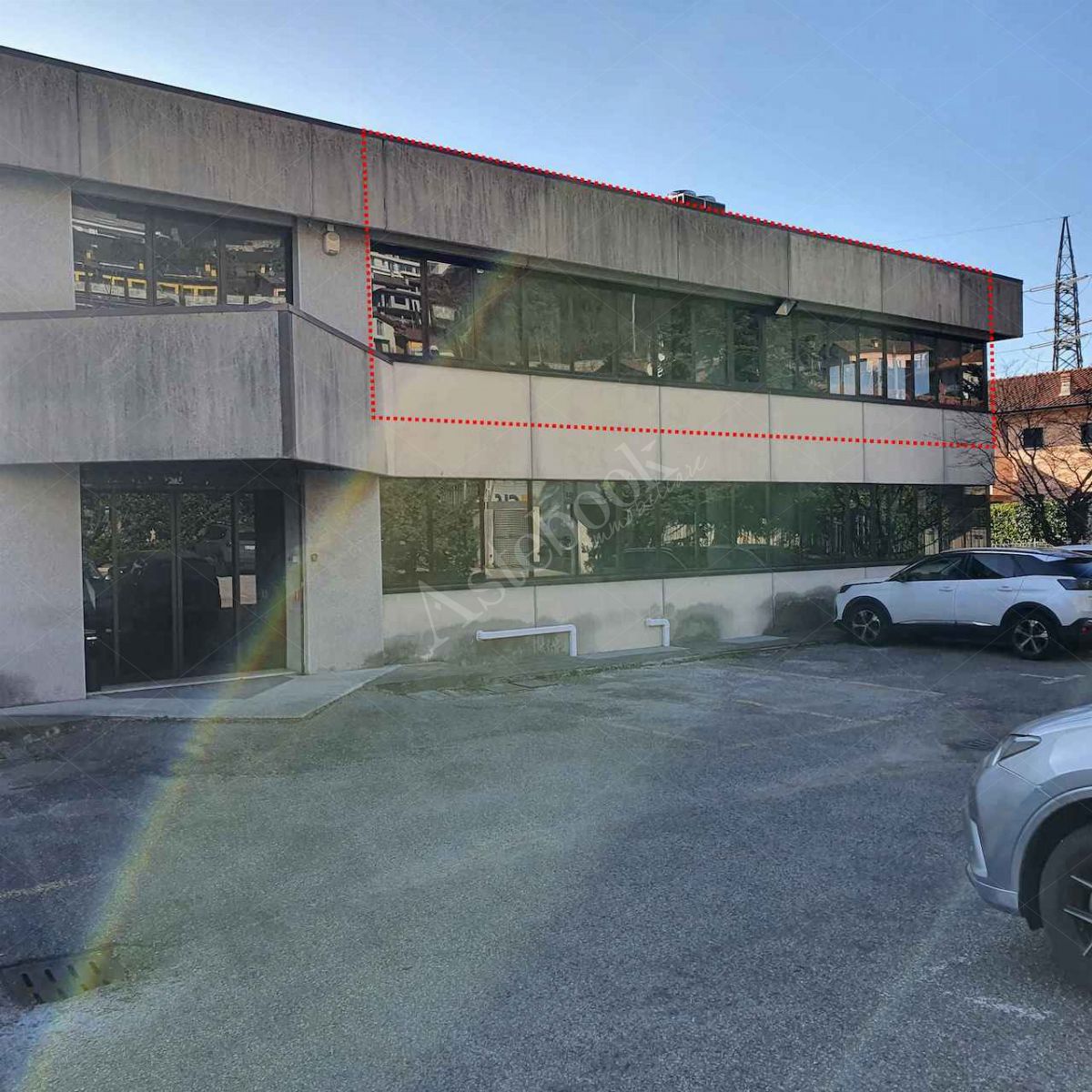 Intera e piena propriet di UFFICIO  della superficie commerciale di 207,50 mq con annesso due aree poste allinterno dellarea di pertinenza condominiale destinate a parcheggio scoperto per complessivi 9 posti auto. L'unit immobiliare  posta al piano primo e primo sottostrada (interrato), ha unaltezza interna al P 1 di mt 2,70 e al P - S1 di mt 2,50  composto al piano primo da ingresso/disimpegno, cinque locali ad uso ufficio, anti bagno e bagno, al piano primo seminterrato vano ad uso archivio