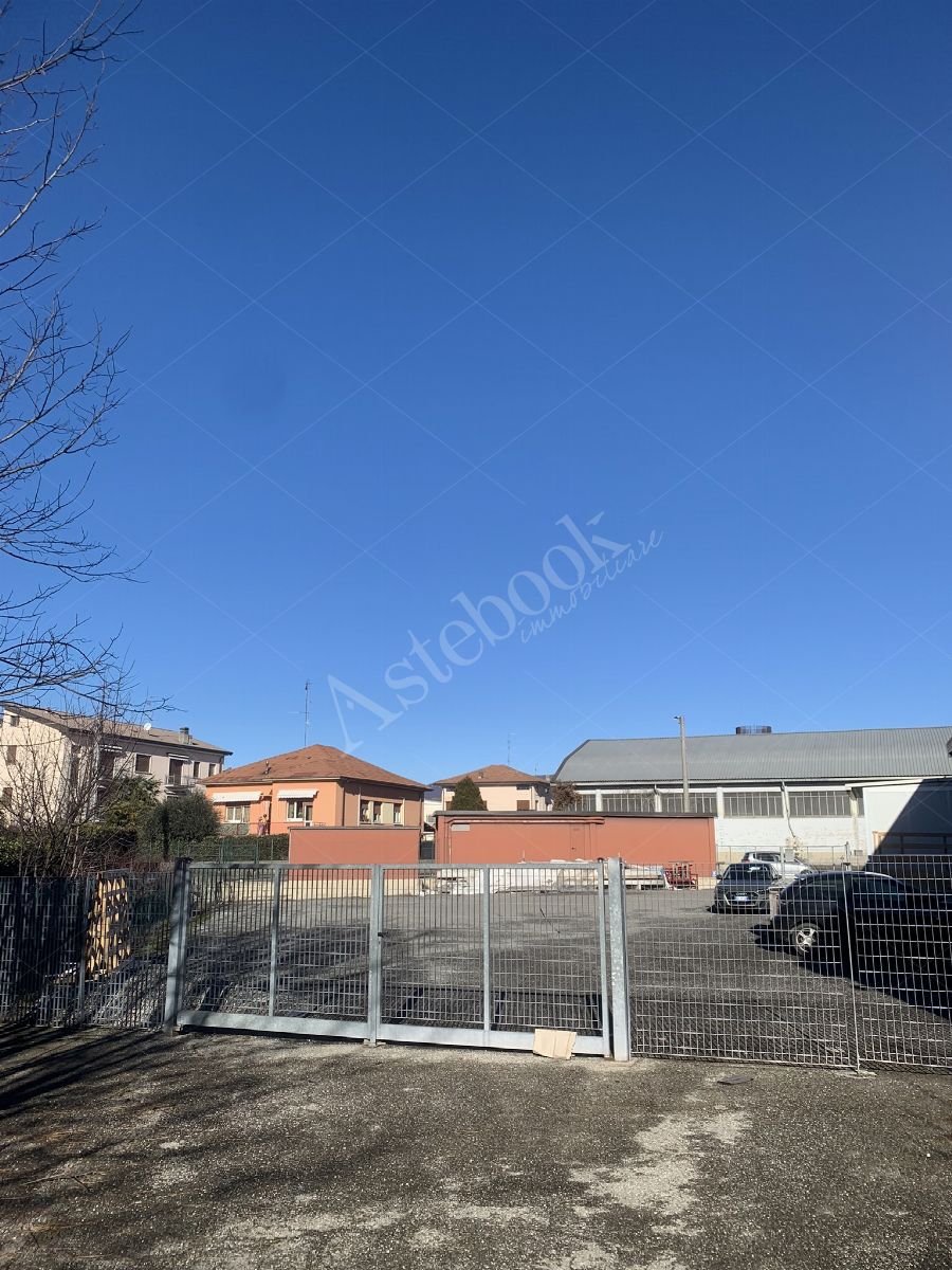 Comparto industriale di capannoni di 1172 mq con annessa palazzina uffici ed impianti fotovoltaici in Cant