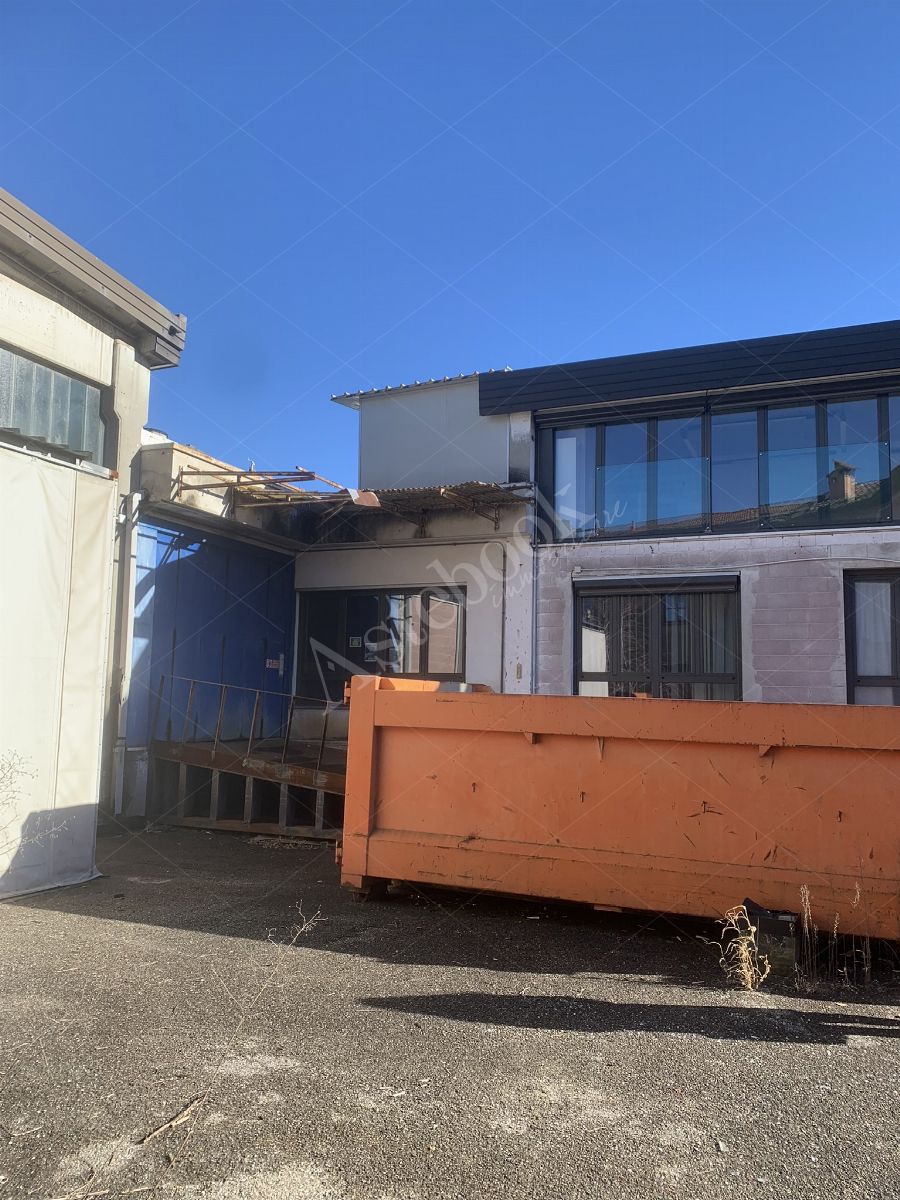 Comparto industriale di capannoni di 1172 mq con annessa palazzina uffici ed impianti fotovoltaici in Cant