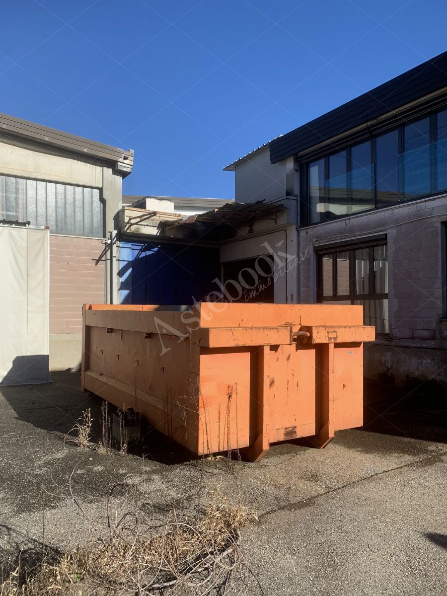 Comparto industriale di capannoni di 1172 mq con annessa palazzina uffici ed impianti fotovoltaici in Cant