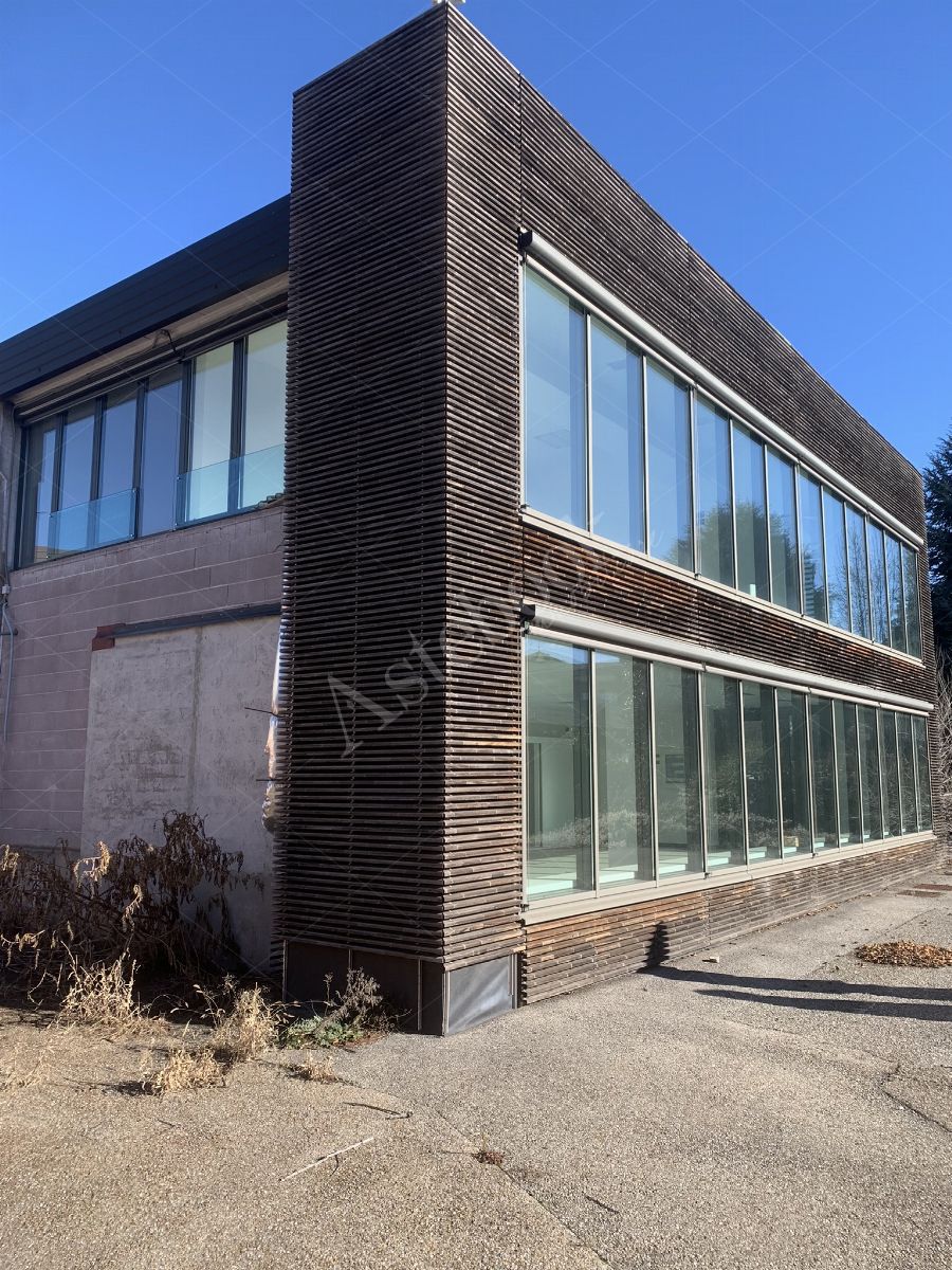 Comparto industriale di capannoni di 1172 mq con annessa palazzina uffici ed impianti fotovoltaici in Cant