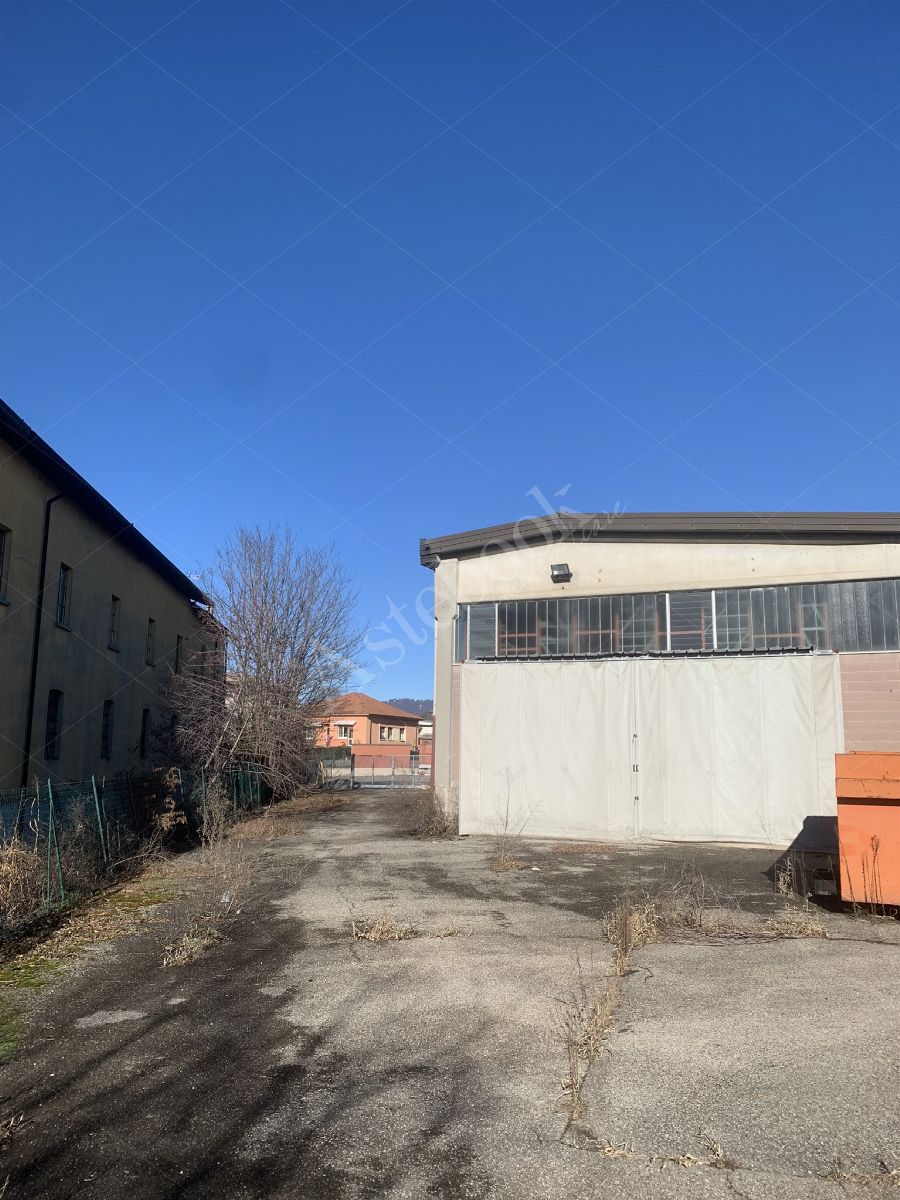 Comparto industriale di capannoni di 1172 mq con annessa palazzina uffici ed impianti fotovoltaici in Cant