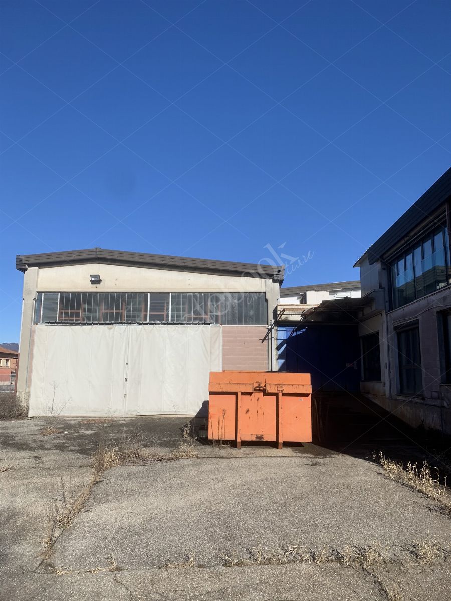Comparto industriale di capannoni di 1172 mq con annessa palazzina uffici ed impianti fotovoltaici in Cant