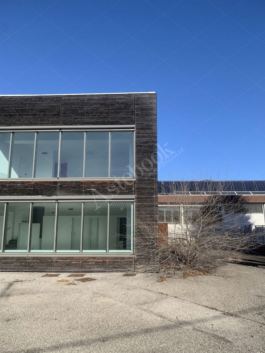 Comparto industriale di capannoni di 1172 mq con annessa palazzina uffici ed impianti fotovoltaici in Cant