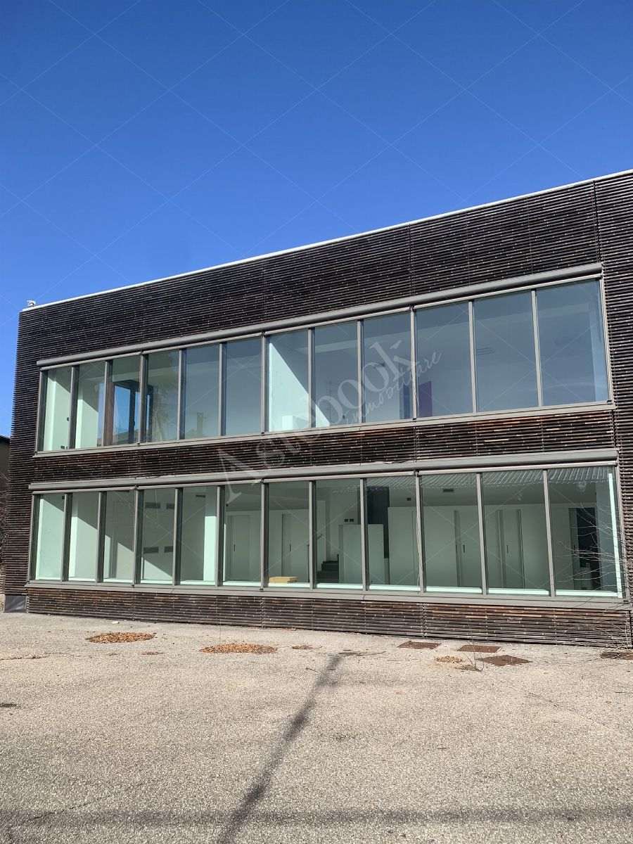 Comparto industriale di capannoni di 1172 mq con annessa palazzina uffici ed impianti fotovoltaici in Cant