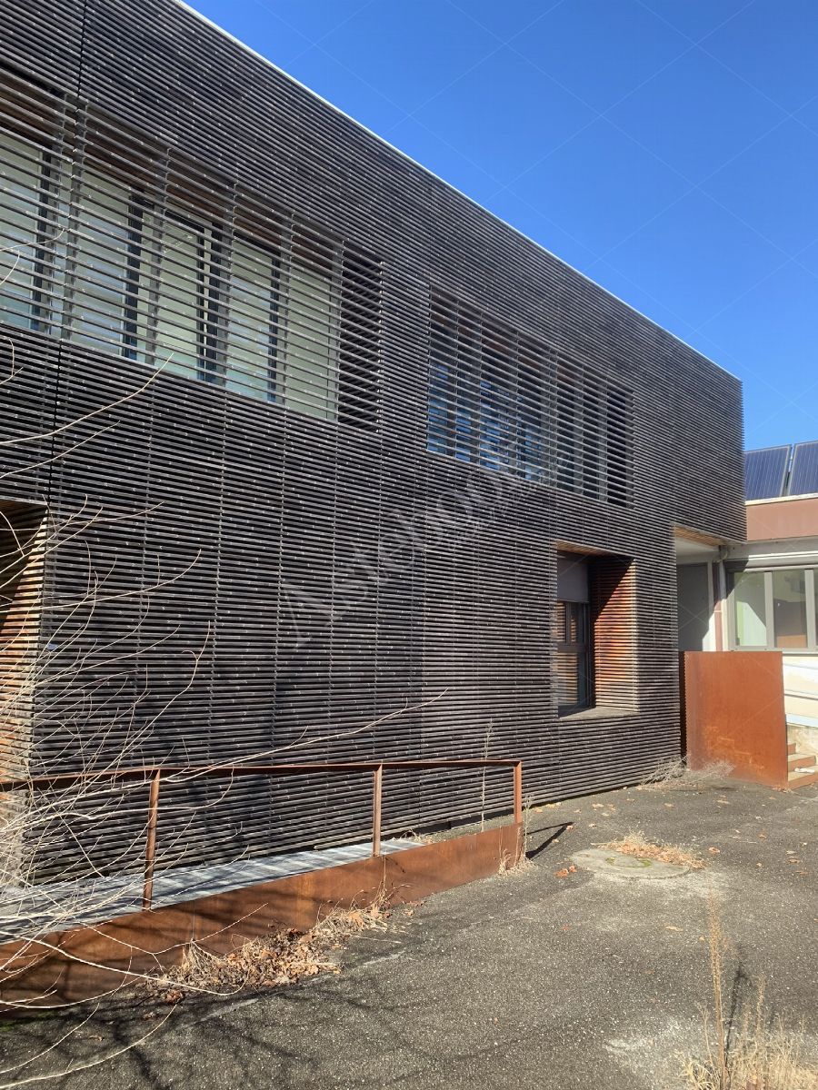 Comparto industriale di capannoni di 1172 mq con annessa palazzina uffici ed impianti fotovoltaici in Cant