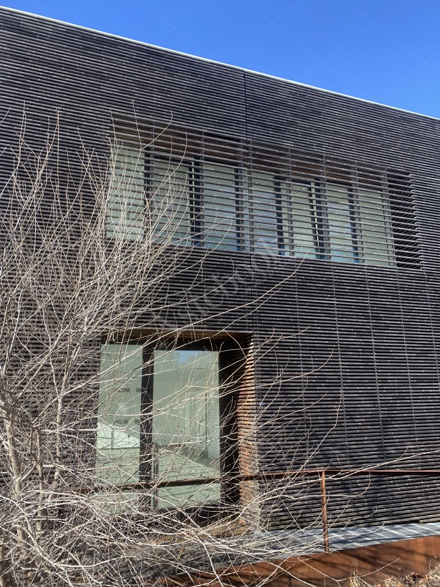 Comparto industriale di capannoni di 1172 mq con annessa palazzina uffici ed impianti fotovoltaici in Cant