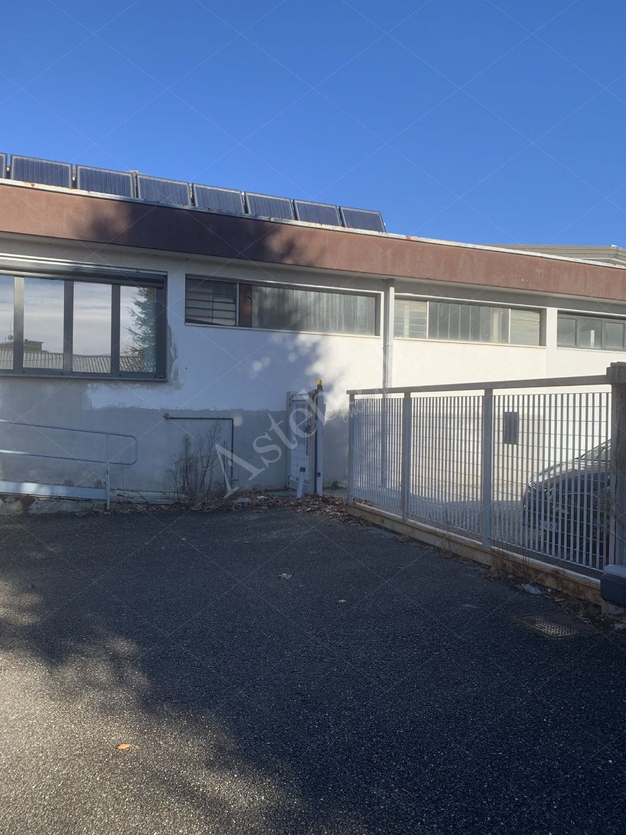 Comparto industriale di capannoni di 1172 mq con annessa palazzina uffici ed impianti fotovoltaici in Cant