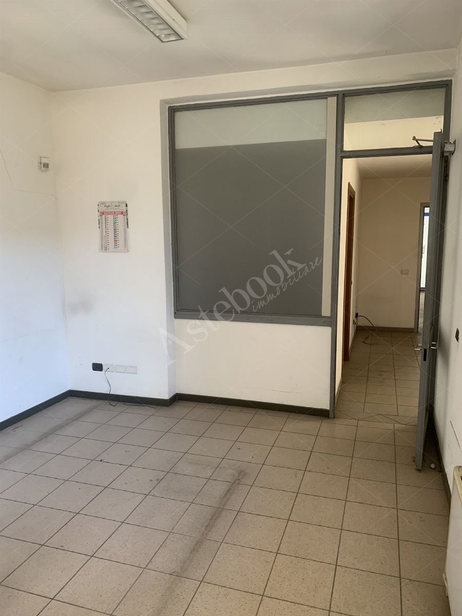 Comparto industriale di capannoni di 1172 mq con annessa palazzina uffici ed impianti fotovoltaici in Cant