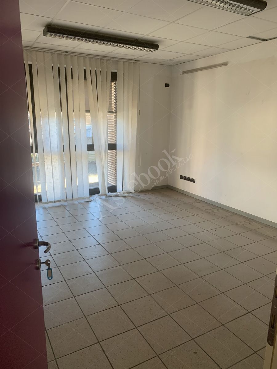 Comparto industriale di capannoni di 1172 mq con annessa palazzina uffici ed impianti fotovoltaici in Cant