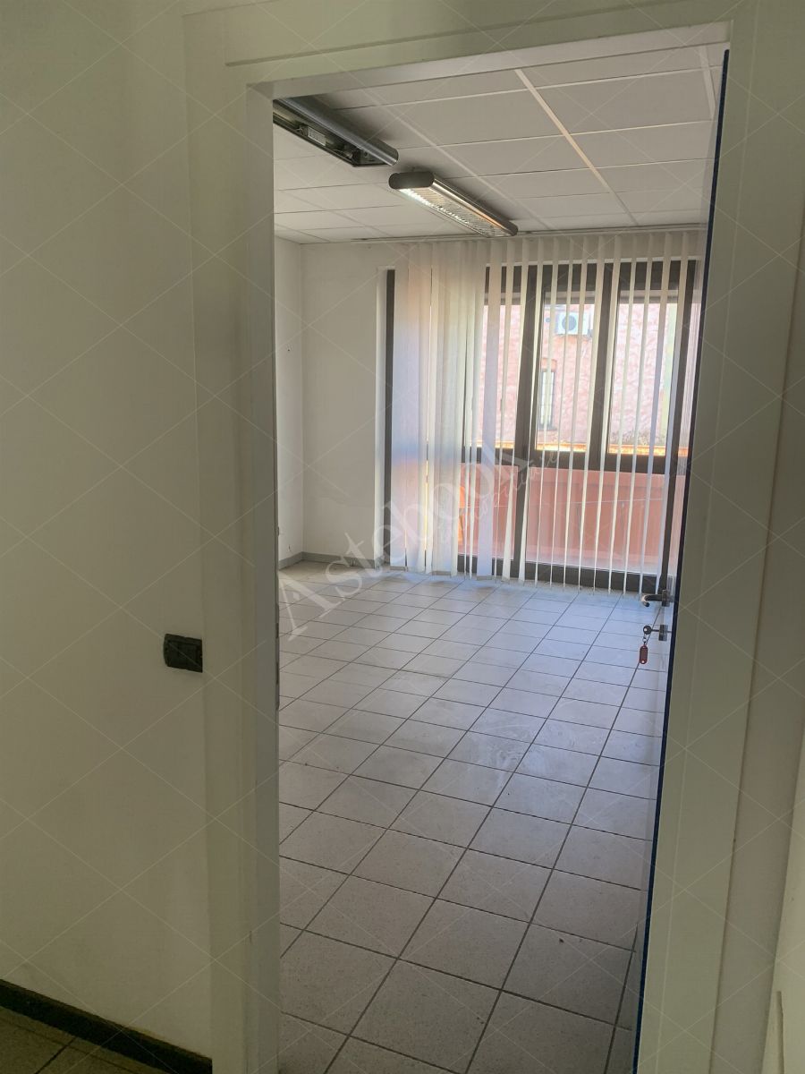 Comparto industriale di capannoni di 1172 mq con annessa palazzina uffici ed impianti fotovoltaici in Cant