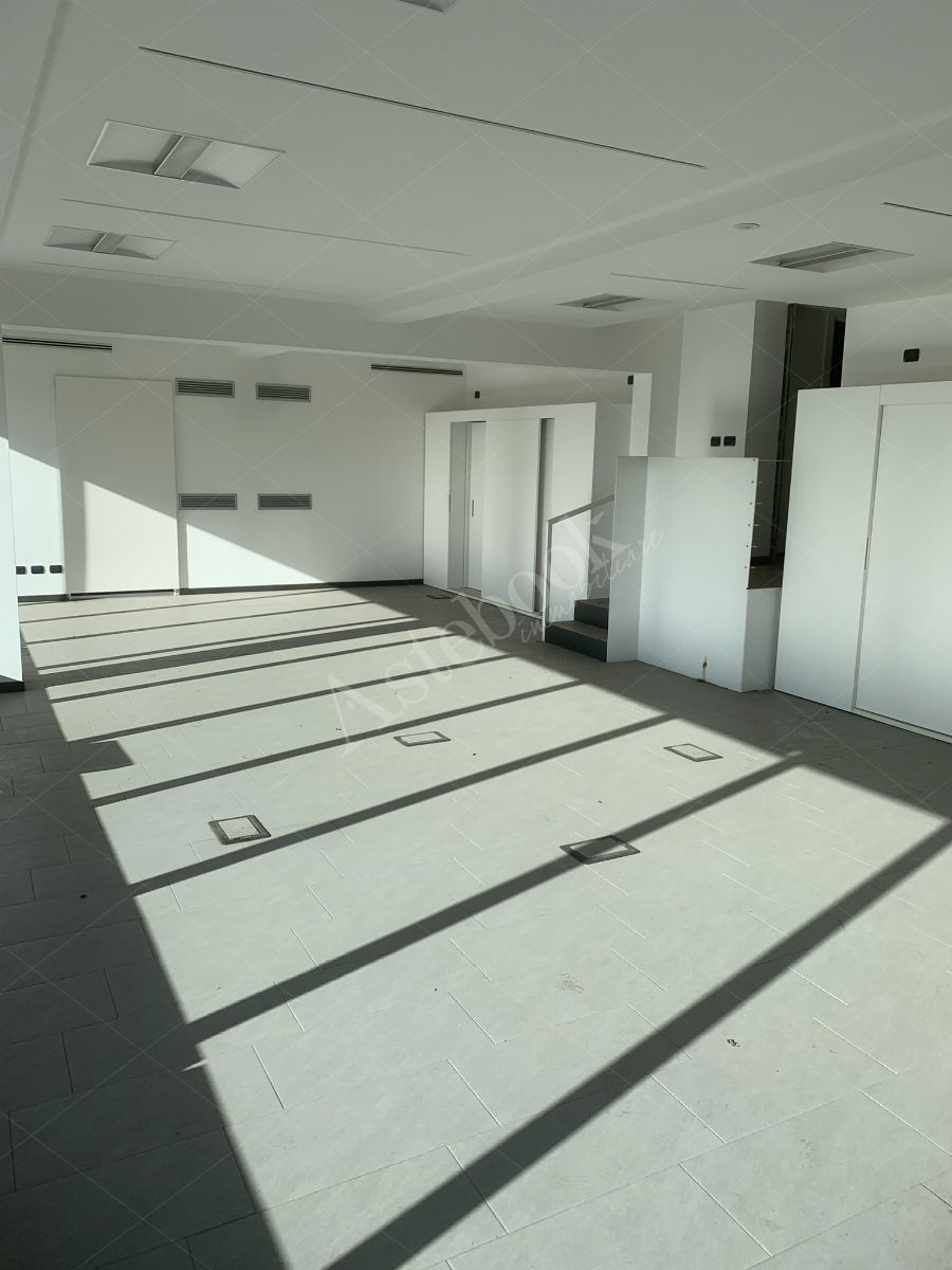 Comparto industriale di capannoni di 1172 mq con annessa palazzina uffici ed impianti fotovoltaici in Cant